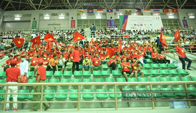 Cổ động viên phủ kín nhà thi đấu tỉnh Hà Nam cổ vũ đội tuyển futsal nam Việt Nam tại SEA Games 31 - Ảnh 3.