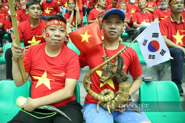 Cổ động viên phủ kín nhà thi đấu tỉnh Hà Nam cổ vũ đội tuyển futsal nam Việt Nam tại SEA Games 31 - Ảnh 4.