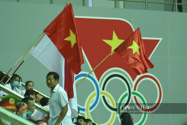 Cổ động viên phủ kín nhà thi đấu tỉnh Hà Nam cổ vũ đội tuyển futsal nam Việt Nam tại SEA Games 31 - Ảnh 5.