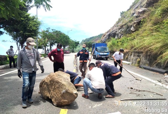 Kinh hãi những khối đá nặng hàng tấn rơi tại tuyến đường du lịch bán đảo Sơn Trà - Ảnh 1.