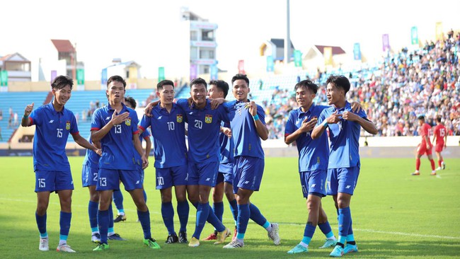 U23 Malaysia đặt một chân vào bán kết sau chiến thắng  trước U23 Lào - Ảnh 2.