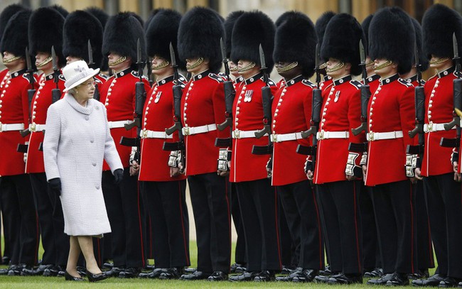 Bí mật đội vệ binh hoàng gia Anh luôn mặc quân phục màu đỏ - Ảnh 1.