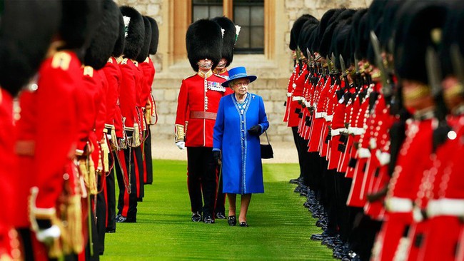 Bí mật đội vệ binh hoàng gia Anh luôn mặc quân phục màu đỏ - Ảnh 3.
