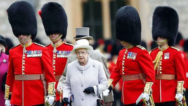 Bí mật đội vệ binh hoàng gia Anh luôn mặc quân phục màu đỏ - Ảnh 4.