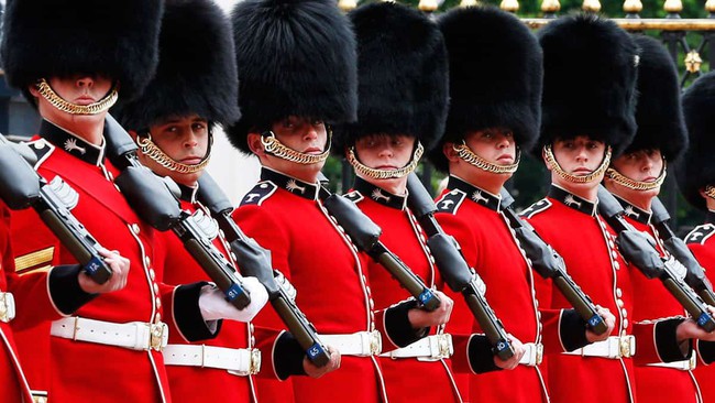 Bí mật đội vệ binh hoàng gia Anh luôn mặc quân phục màu đỏ - Ảnh 7.