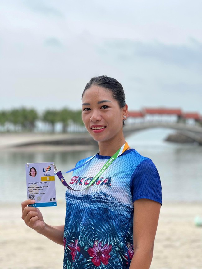 Nữ trọng tài triathlon SEA Games 31: Từ người ghét chạy bộ đến quán quân cuộc thi &quot;người sắt&quot; - Ảnh 1.