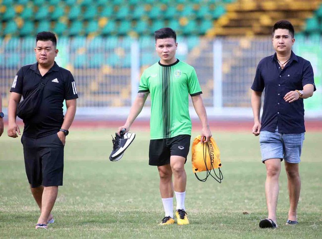 Tập cùng CLB Cần Thơ tập luyện, Quang Hải bị vây kín bởi khán giả - Ảnh 10.