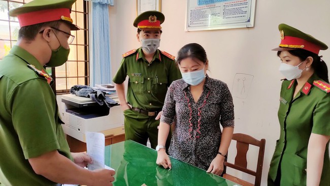 Nhiều cựu lãnh đạo Phòng Lao động, Thương binh và Xã hội TP.Trà Vinh bị bắt - Ảnh 1.