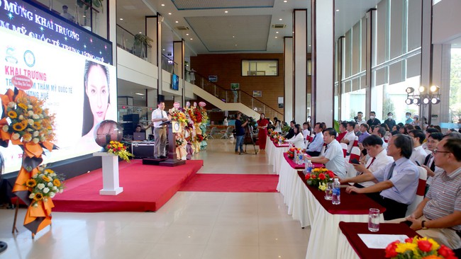 Bệnh viện Trung ương Huế đưa vào hoạt động trung tâm thẩm mỹ công nghệ cao - Ảnh 2. Bệnh viện Trung ương Huế đưa vào hoạt động trung tâm thẩm mỹ công nghệ cao - Ảnh 2.