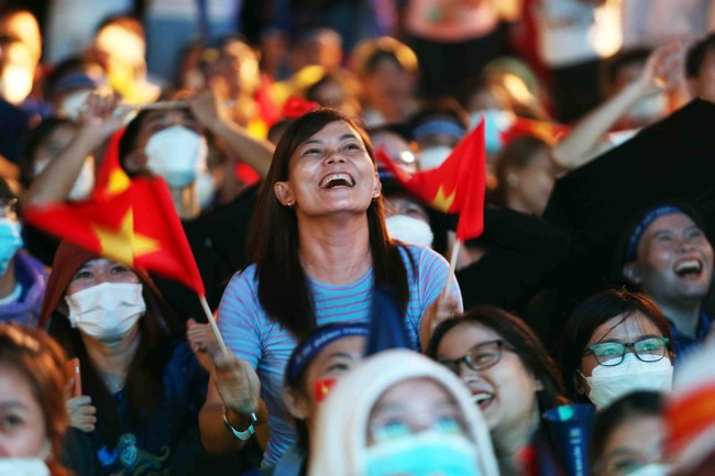Khán giả TPHCM &quot;quậy tưng&quot; ăn mừng chiến thắng của U23 Việt Nam - Ảnh 19.