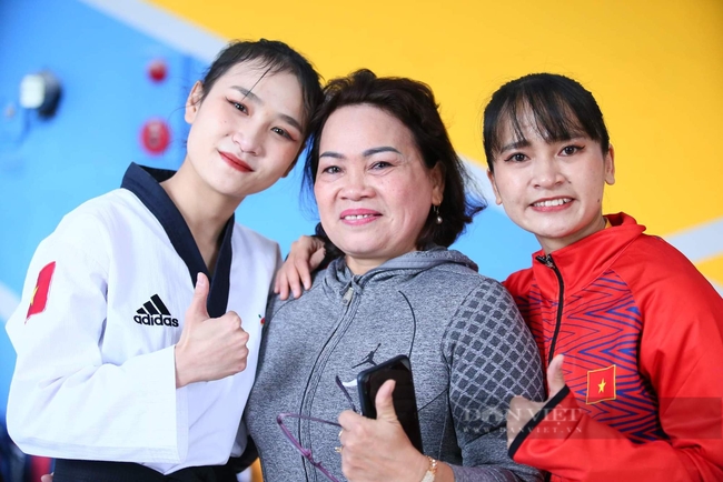 Vượt hơn 1.500km ra Hà Nội, người mẹ bật khóc thấy 2 con gái giành HCV SEA Games 31 - Ảnh 1.