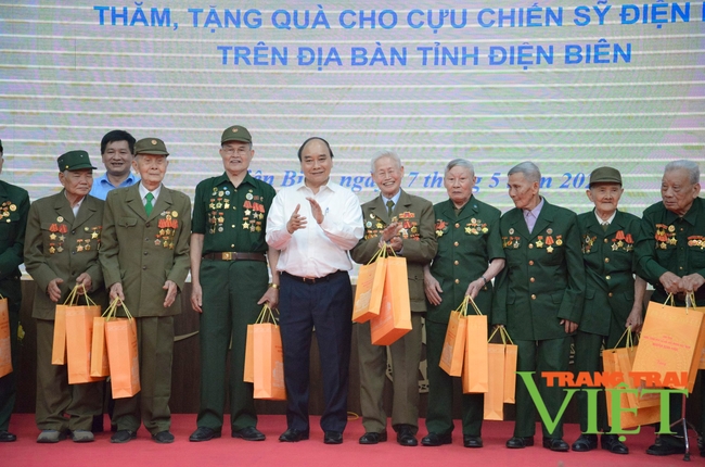Chủ tịch nước Nguyễn Xuân Phúc tặng quà chiến sĩ Điện Biên   - Ảnh 1.