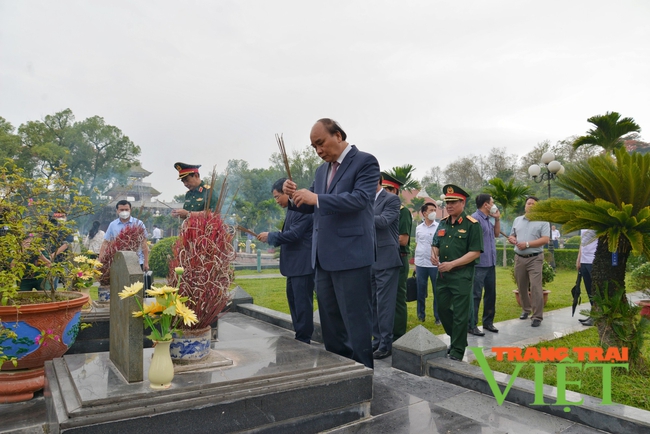 Chủ tịch nước Nguyễn Xuân Phúc tặng quà chiến sĩ Điện Biên   - Ảnh 3.