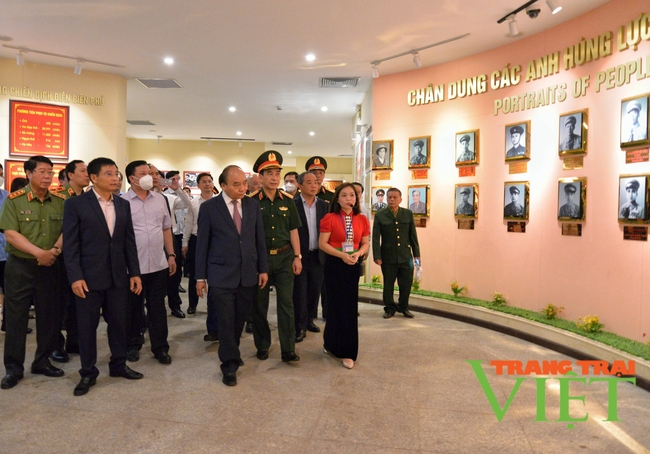 Chủ tịch nước Nguyễn Xuân Phúc tặng quà chiến sĩ Điện Biên   - Ảnh 4.