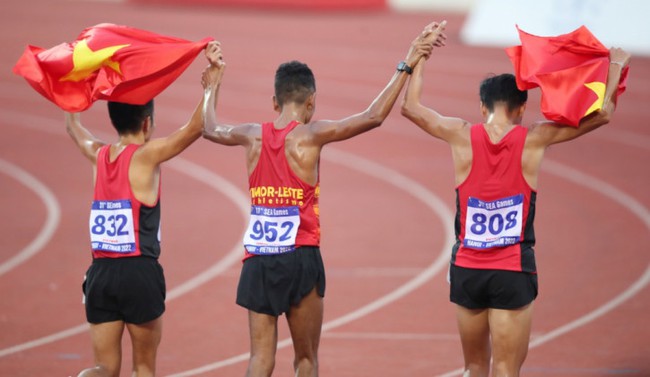 Vì sao VĐV Đông Timor đoạt HCB SEA Games 31 lại cầm lá cờ Việt Nam trên tay? - Ảnh 2.