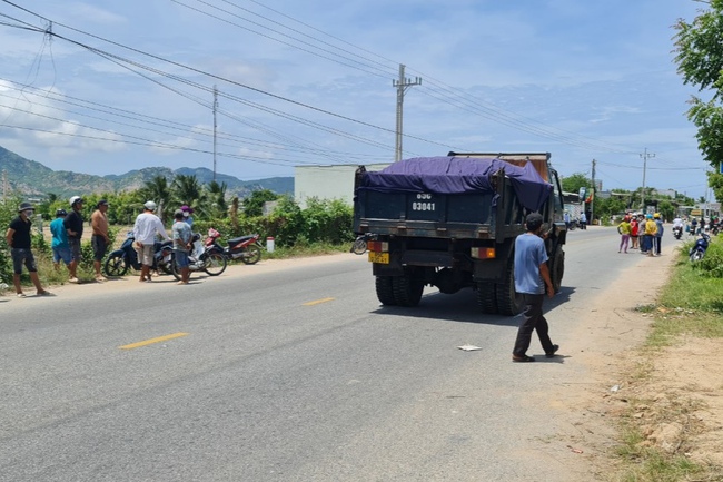 Người phụ nữ bị xe tải cán tử vong thương tâm ở Ninh Thuận - Ảnh 1.