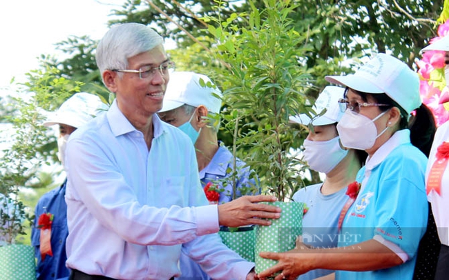 Ông Võ Văn Hoan – Phó chủ tịch UBND TP.HCM trao cây xanh cho người dân TP.Thủ Đức. Ảnh: Nguyên Vỹ