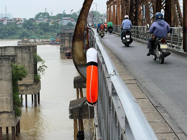 Vì sao phao cứu sinh trên các cây cầu ở Hà Nội &quot;không cánh mà bay&quot;? - Ảnh 1.