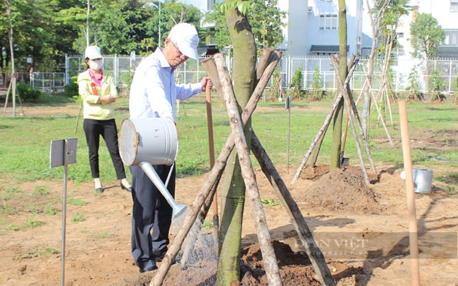 Ông Võ Văn Hoan – Phó chủ tịch UBND TP.HCM tham trồng cây xanh. Ảnh: Nguyên Vỹ