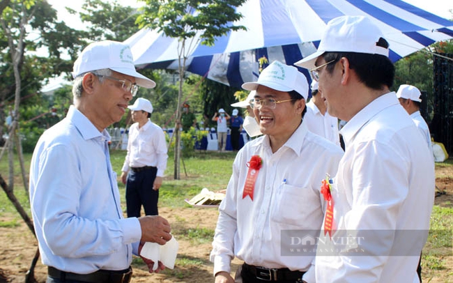 Ông Võ Văn Hoan – Phó chủ tịch UBND TP.HCM (trái) nhấn mạnh, trồng cây chỉ là điểm khởi đầu. Việc quan trọng hơn là công tác tổ chức chăm sóc, bảo vệ, nuôi dưỡng để cho cây phát triển tốt hơn. Ảnh: Nguyên Vỹ