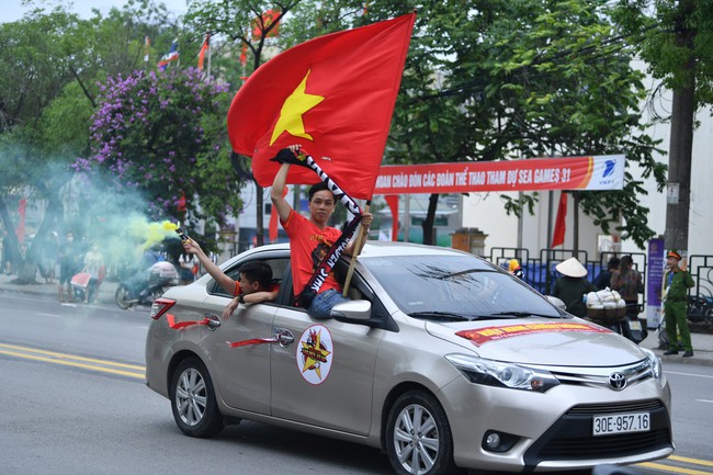 Đông đảo CĐV Việt Nam tạo ra không khí náo nhiệt quanh SVĐ Việt Trì  - Ảnh 5.