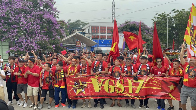 Đông đảo CĐV Việt Nam tạo ra không khí náo nhiệt quanh SVĐ Việt Trì  - Ảnh 7.