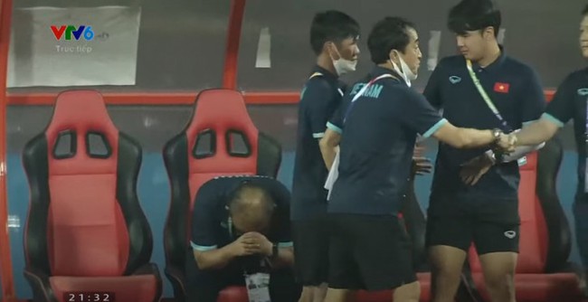Hành động lạ của HLV Park Hang-seo khi U23 Việt Nam giành vé vào chung kết - Ảnh 2.