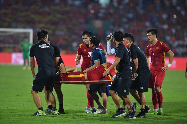 U23 Vietnam players have to leave the field on a stretcher, what is the condition?  - Photo 3.