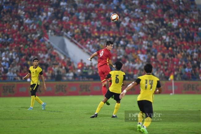 Clip: Tiến Linh đánh đầu tung lưới U23 Malaysia, mở tỷ số cho U23 Việt Nam - Ảnh 1.