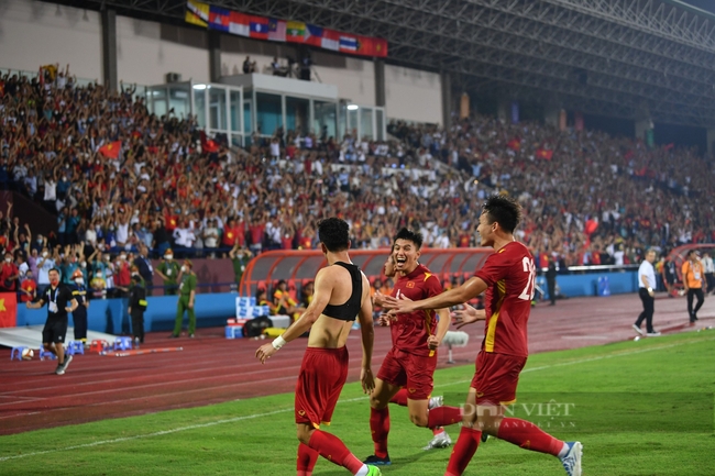 Hành động lạ của HLV Park Hang-seo khi U23 Việt Nam giành vé vào chung kết - Ảnh 1.