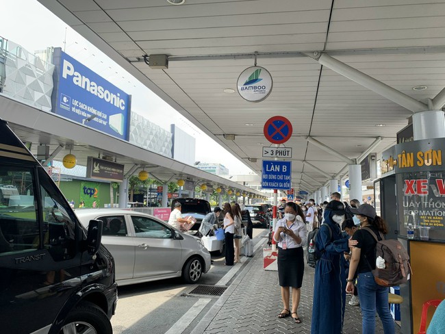 Xử lý tình trạng xe buýt liên tỉnh biến tướng, chặt chém khách tại sân bay Tân Sơn Nhất - Ảnh 3.