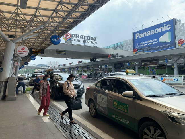 Xử lí nghiêm vi phạm chèo kéo, tăng giá khách đi xe tại Tân Sơn Nhất - Ảnh 1.