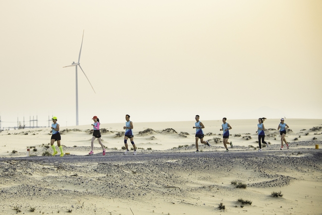 Coteccons Quảng Bình Marathon 2022: Trải nghiệm chạy  cực chất xuyên qua cánh đồng điện gió lớn nhất tại Việt Nam - Ảnh 4.