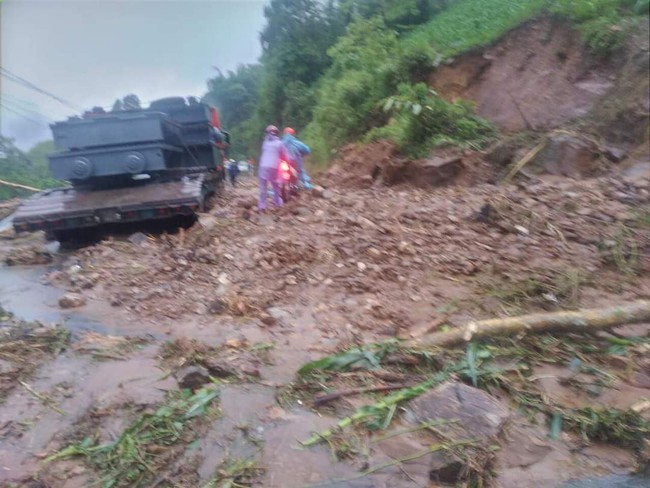 Lai Châu: Sạt lở do mưa lớn, gây ách tắc giao thông - Ảnh 2.