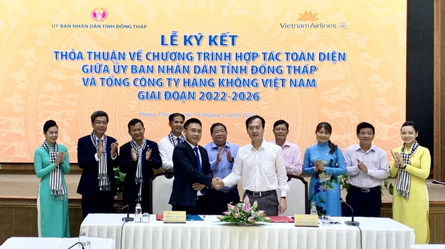 Vietnam Airlines và tỉnh Đồng Tháp ký kết thỏa thuận hợp tác toàn diện - Ảnh 1.
