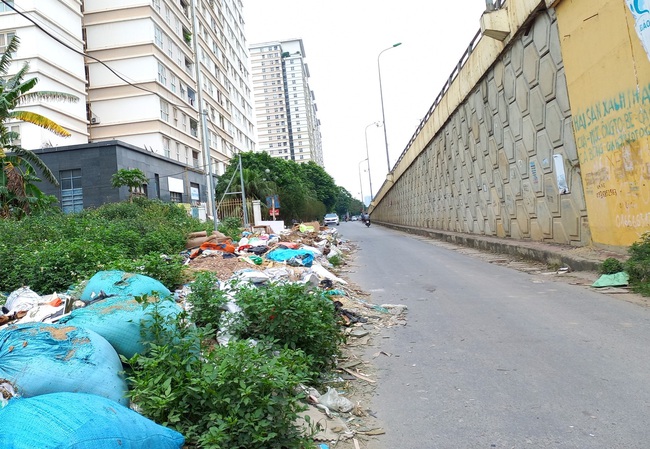 Yên Nghĩa - Hà Đông (Hà Nội): Rác và chất thải xây dựng bao vây chung cư, tràn xuống lòng đường - Ảnh 5.