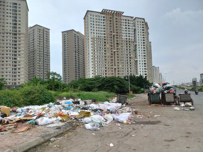 Yên Nghĩa - Hà Đông (Hà Nội): Rác và chất thải xây dựng bao vây chung cư, tràn xuống lòng đường - Ảnh 6.