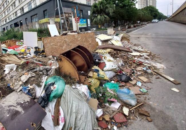 Yên Nghĩa - Hà Đông (Hà Nội): Rác và chất thải xây dựng bao vây chung cư, tràn xuống lòng đường - Ảnh 4.