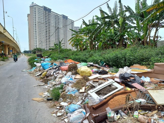 Yên Nghĩa - Hà Đông (Hà Nội): Rác và chất thải xây dựng bao vây chung cư, tràn xuống lòng đường - Ảnh 3.