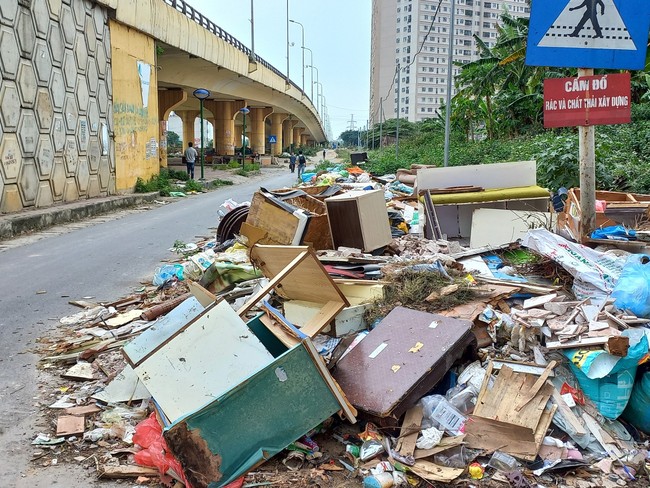 Yên Nghĩa - Hà Đông (Hà Nội): Rác và chất thải xây dựng bao vây chung cư, tràn xuống lòng đường - Ảnh 1.