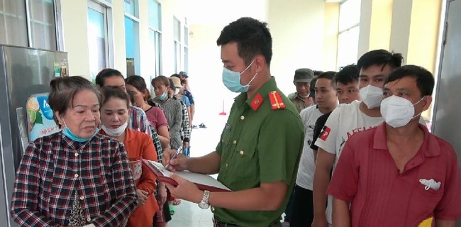 Tiền Giang: Vây bắt sòng bạt có nhiều phụ nữ, tịch thu số tiền lớn và phương tiện cá nhân - Ảnh 1.