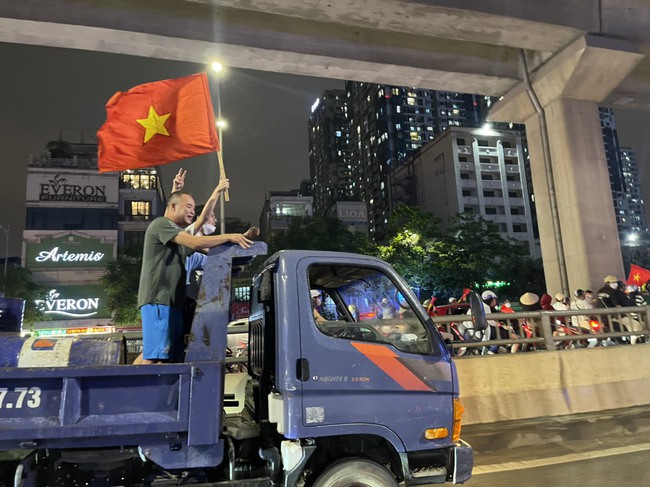 Hàng vạn CĐV xuống đường, &quot;đi bão&quot; chúc mừng U23 Việt Nam - Ảnh 4.