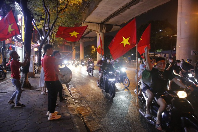 Hàng vạn CĐV xuống đường, &quot;đi bão&quot; chúc mừng U23 Việt Nam - Ảnh 14.