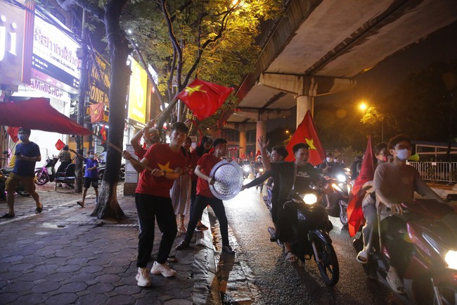 Hàng vạn CĐV xuống đường, &quot;đi bão&quot; chúc mừng U23 Việt Nam - Ảnh 17.