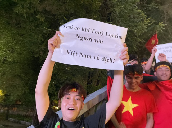 Hàng vạn CĐV xuống đường, &quot;đi bão&quot; chúc mừng U23 Việt Nam - Ảnh 21.