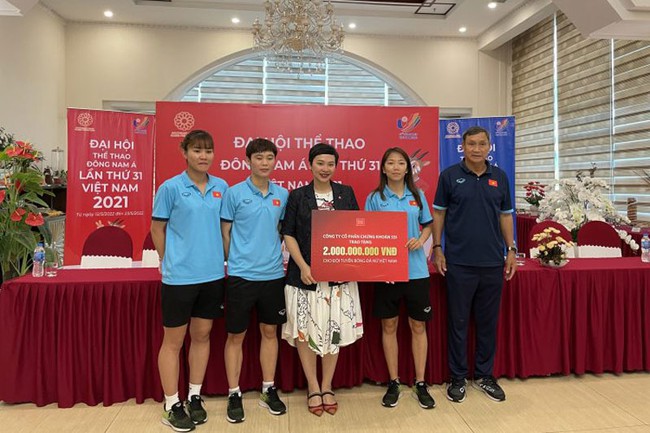 Đội tuyển nữ Việt Nam nhận 12,1 tỷ đồng tiền thưởng cho HCV SEA Games 31  - Ảnh 1.