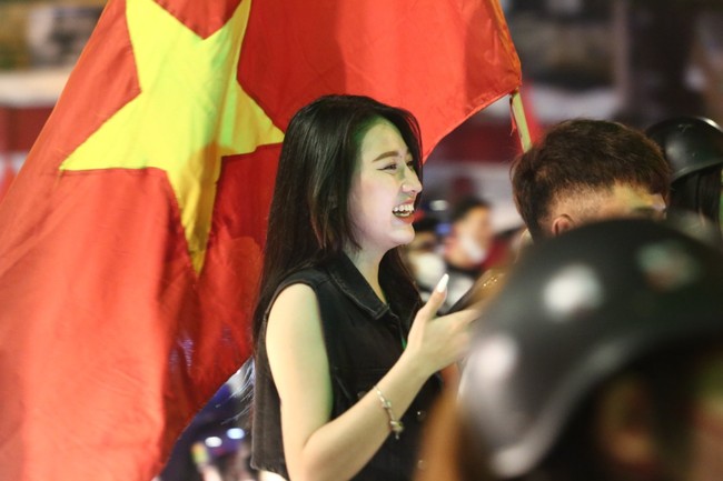 Dàn gái xinh &quot;đi bão&quot;, &quot;quẩy&quot; xuyên đêm chúc mừng U23 Việt Nam - Ảnh 6.