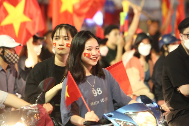 Dàn gái xinh &quot;đi bão&quot;, &quot;quẩy&quot; xuyên đêm chúc mừng U23 Việt Nam - Ảnh 7.