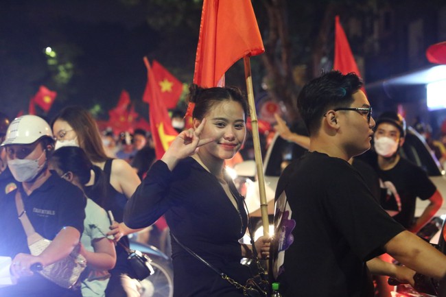 Dàn gái xinh &quot;đi bão&quot;, &quot;quẩy&quot; xuyên đêm chúc mừng U23 Việt Nam - Ảnh 9.