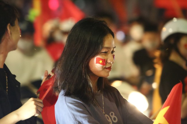 Dàn gái xinh &quot;đi bão&quot;, &quot;quẩy&quot; xuyên đêm chúc mừng U23 Việt Nam - Ảnh 10.